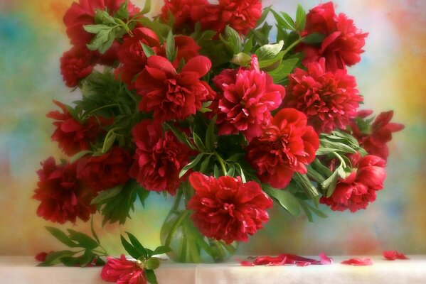 Naturaleza muerta con flores rojas en un jarrón