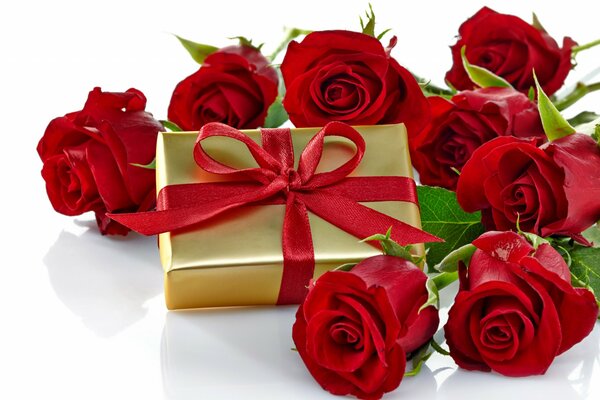 Regalo de niña y rosas rojas