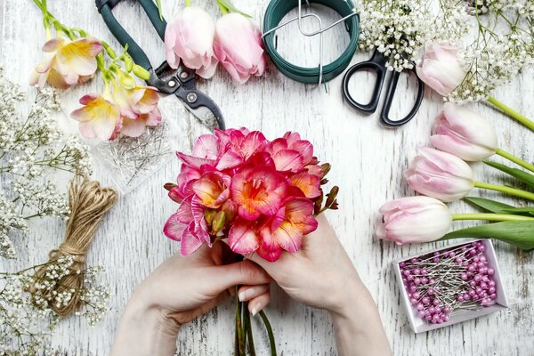 Travail de fleuriste. Bouquet lumineux