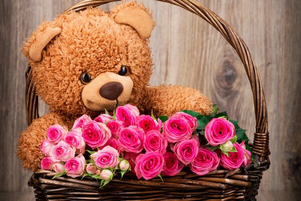 Ours en peluche avec des fleurs dans un panier