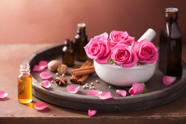 Natura morta di rose rosa per spa