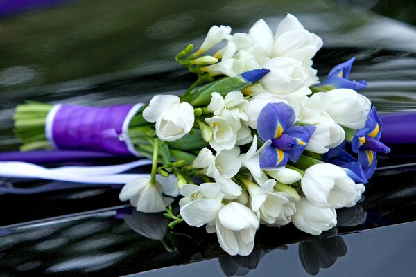 Iris blu e tulipani bianchi in un bouquet
