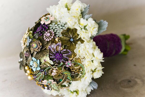 Bouquet de mariage avec des ornements de perles