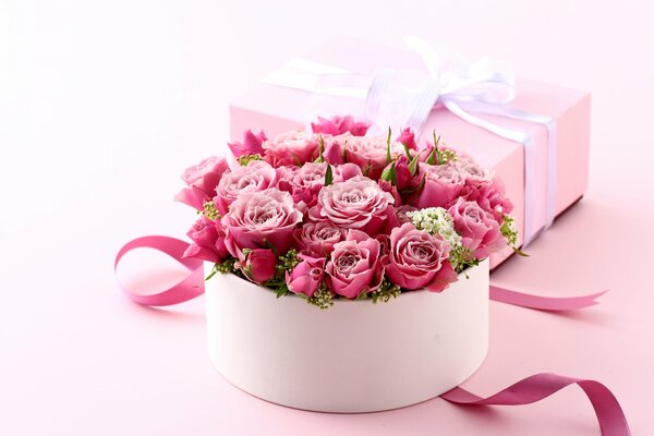 Romantico bouquet di rose rosa in scatola per regalo
