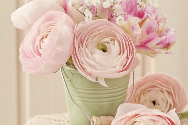 Bouquet di rose rosa in un secchio decorativo