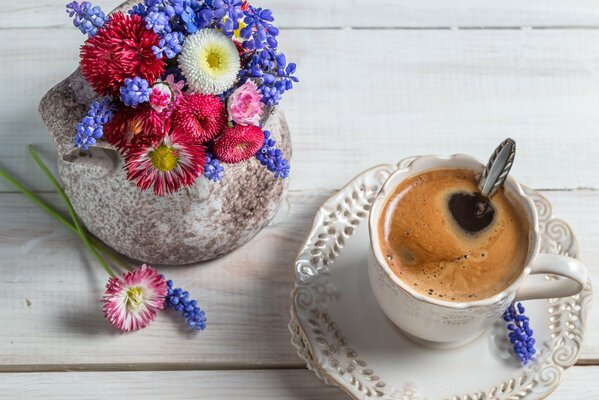 Mattina, tazza di caffè e fiori