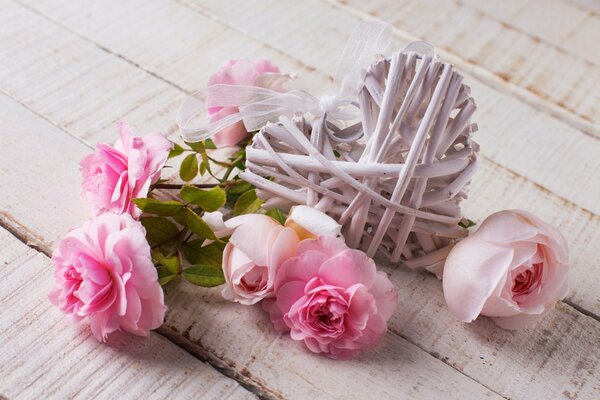 Rosa Rosen mit Herz auf blassem Hintergrund
