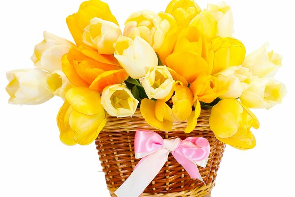 Cesta con un ramo de tulipanes amarillos