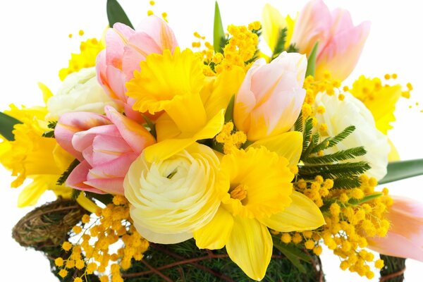 Un bouquet luminoso e bello di fiori gialli e rosa