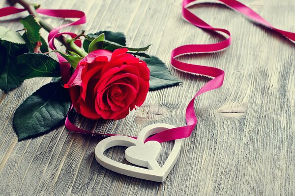 Geschenk Rose mit Band und Herz