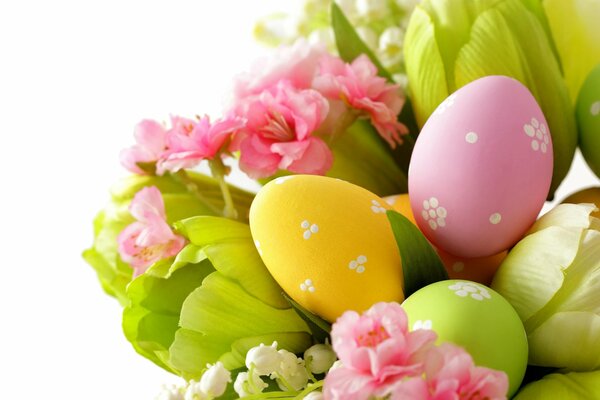 Ostereier mit einem Blumenstrauß aus Frühlingsblumen