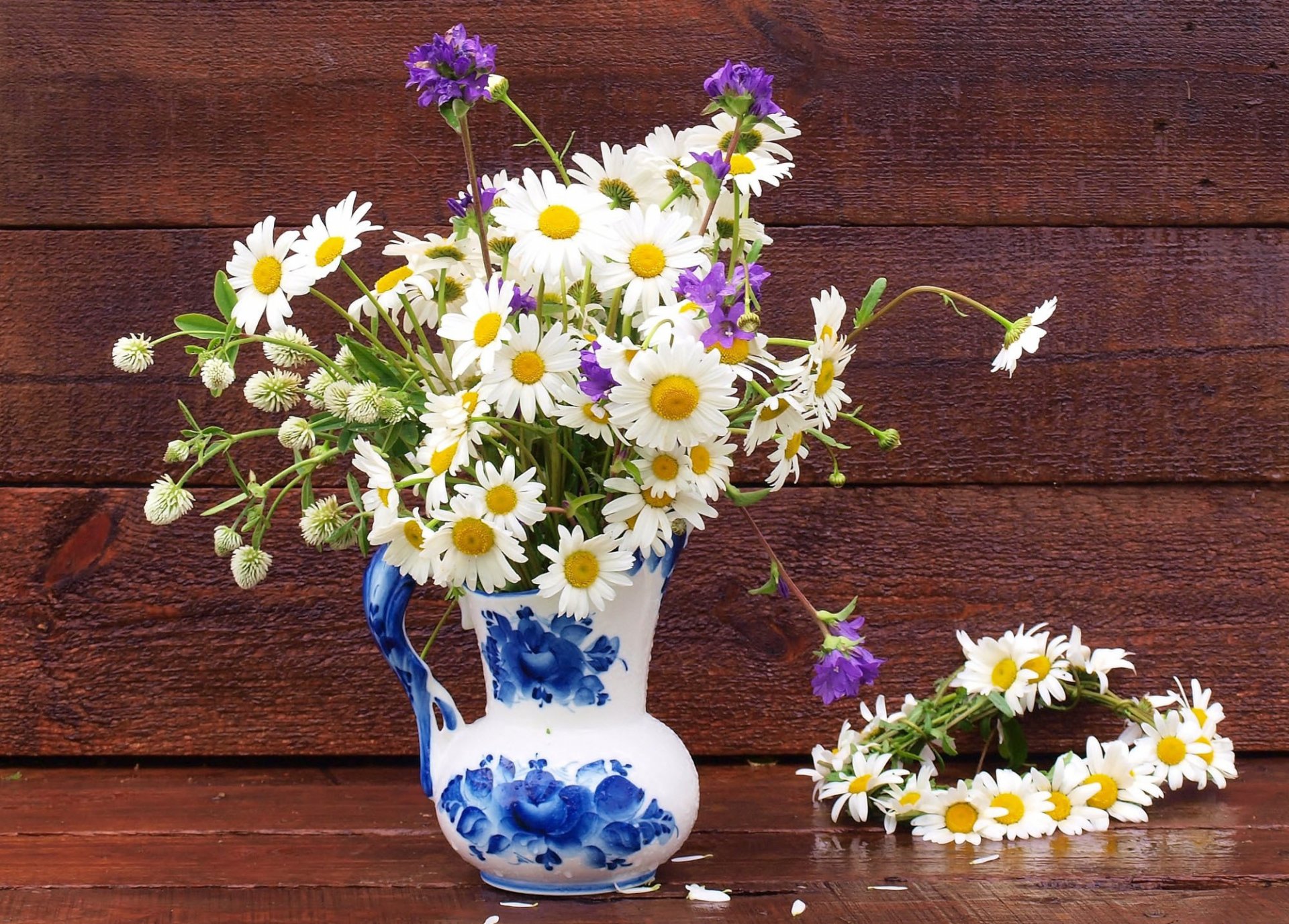 pichet fleurs sauvages marguerites couronne