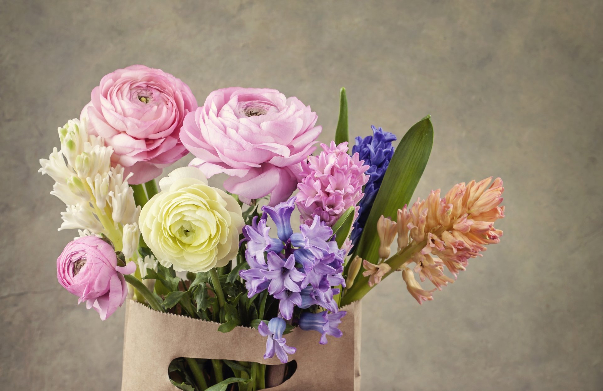 sac fleurs bouquet ranunculus jacinthes