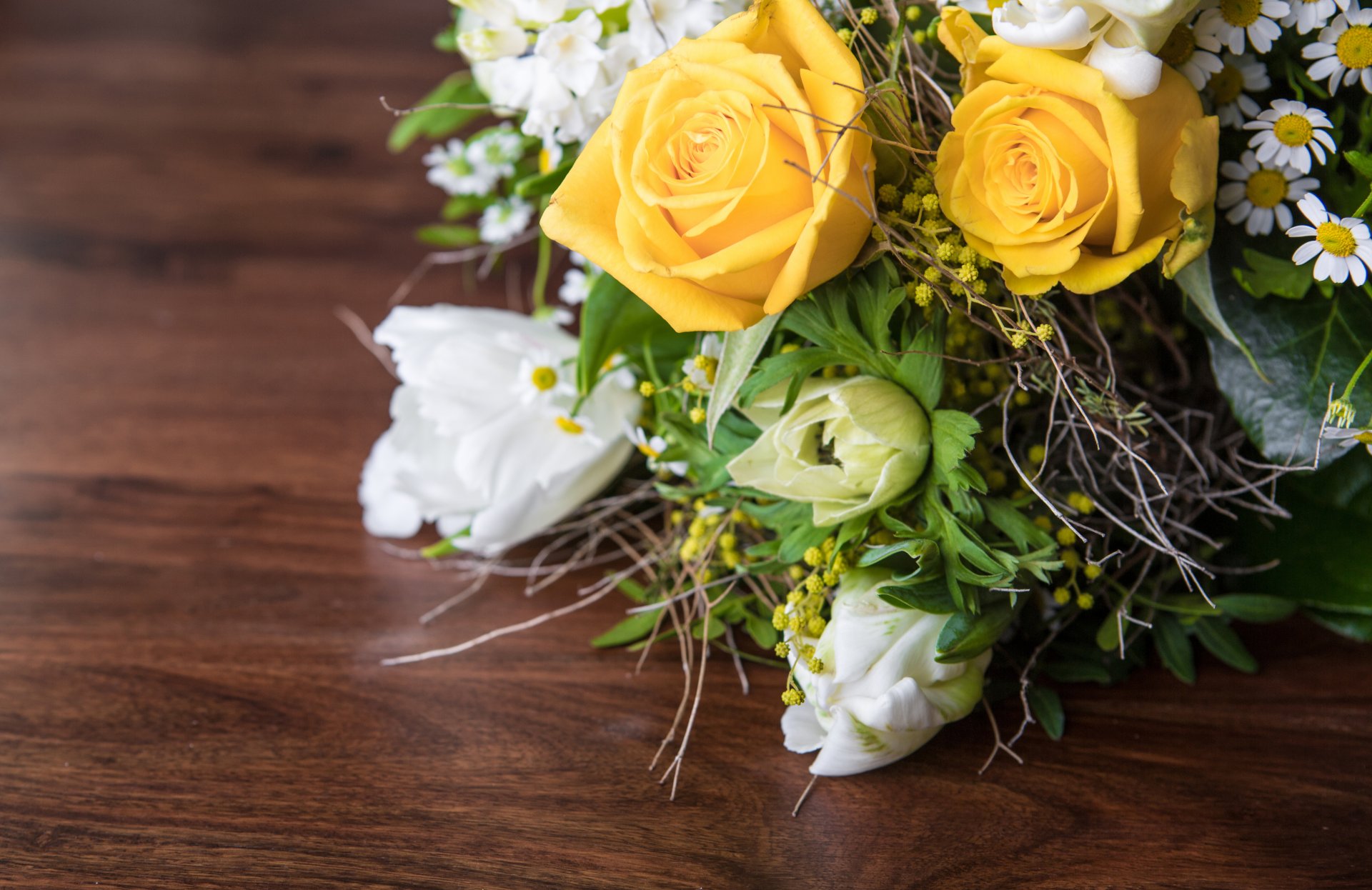 bouquet fiori tulipani bianco rose giallo margherite foglie