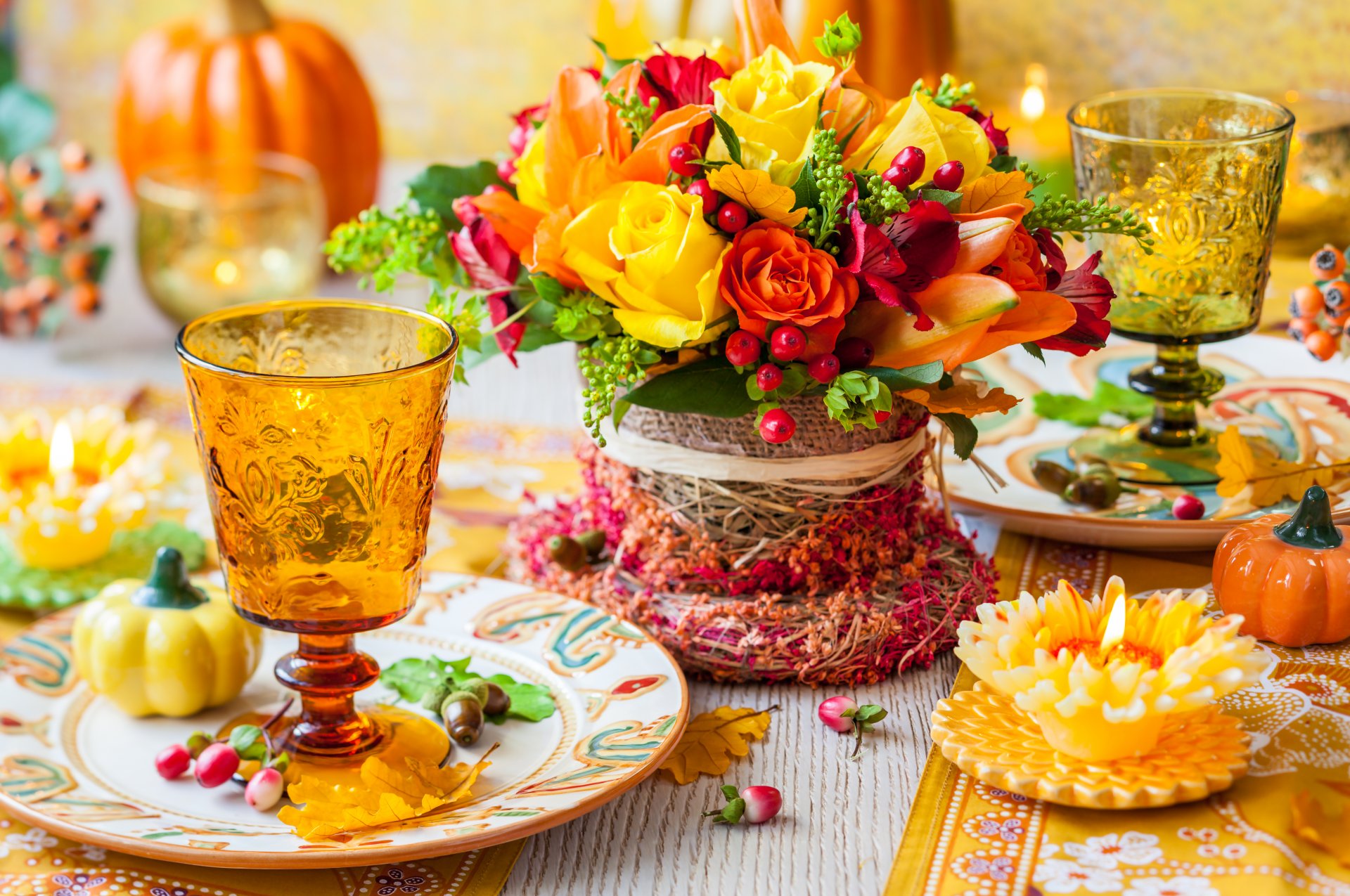 blumenstrauß herbst dekoration tisch blumen rosen beeren kerze tropfen tisch dekoration kerzen