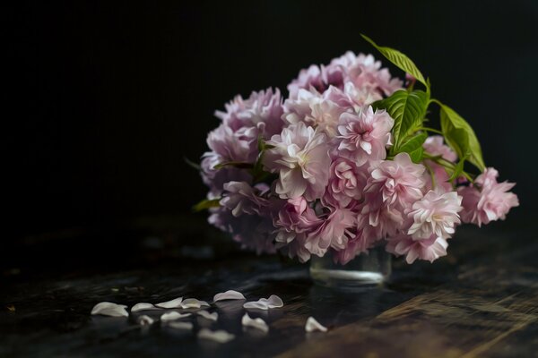 Mazzo di fiori rosa su sfondo scuro