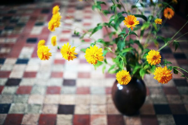 Bouquet de chrysanthèmes jaunes sur de longues tiges dans un vase