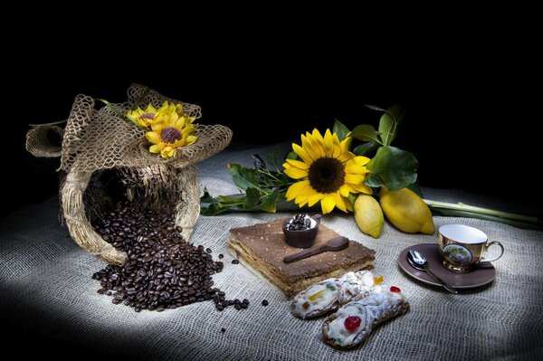 Una taza de café y un postre dulce