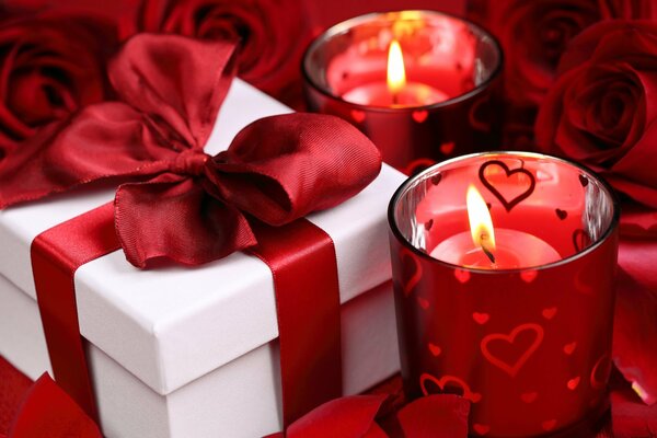 Candele rosse nel romanticismo delle rose