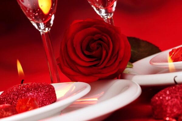 Cena romántica con rosas y velas