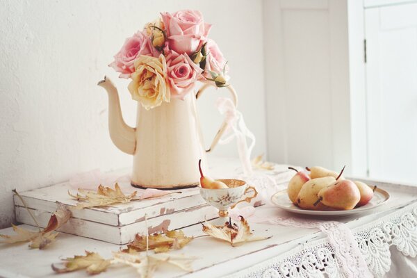 Naturaleza muerta, Cafetera, ramo de rosas, peras en un plato, otoño, hojas de arce