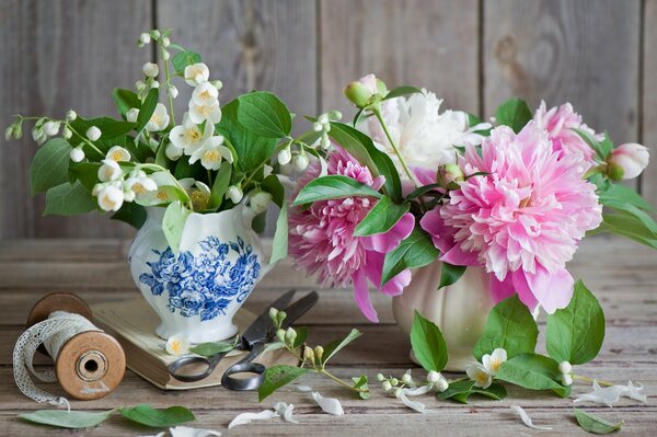 Jasmin et pivoine dans des vases