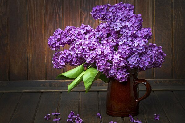 Table avec bouquet de lilas