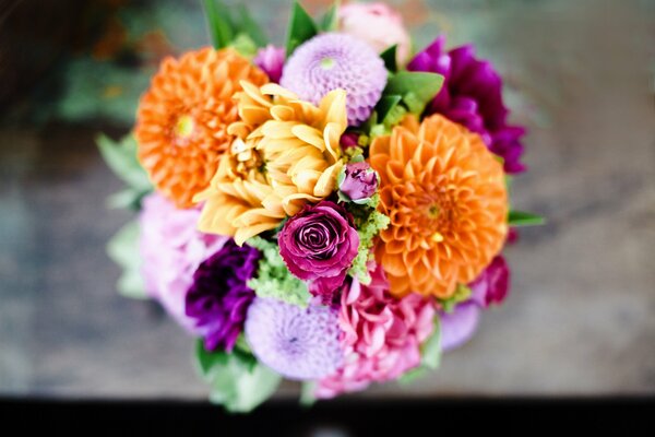 Bouquet de roses lilas et dahlias multicolores