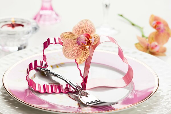 Dwa różowe serca z orchideą na talerzu