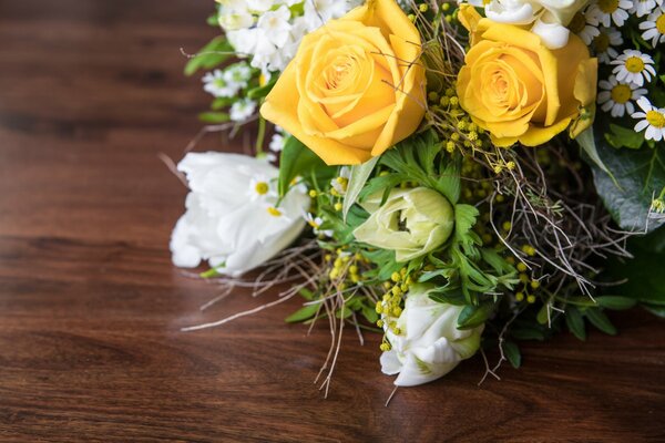 Bouquet of yellow and white flowers