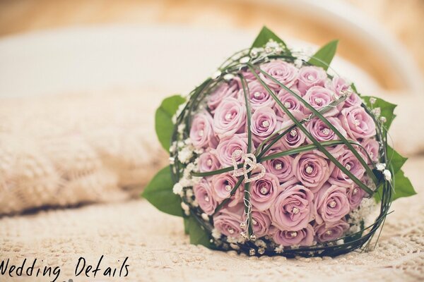 Hochzeitsdetails. Brautstrauß. rosen im Blumenstrauß