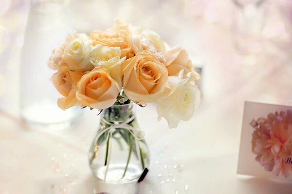 Florero de cristal lleno de rosas naranjas