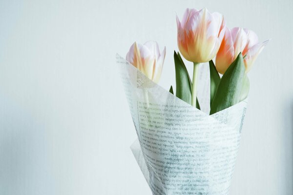 Delicato mazzo di fiori con tulipani