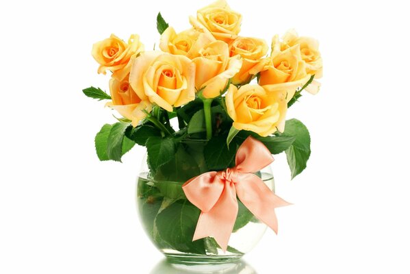 Gelbe Rosen in einer Vase mit orangefarbener Schleife