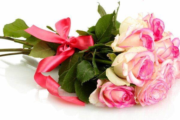 Букет из белых роз, повязанный розовой лентой