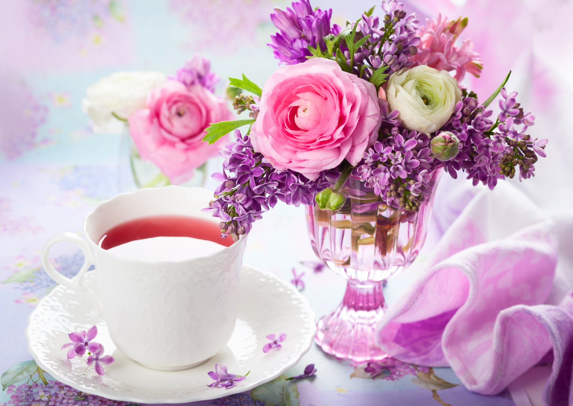 tea vase ranunkulyus lilac bouquet