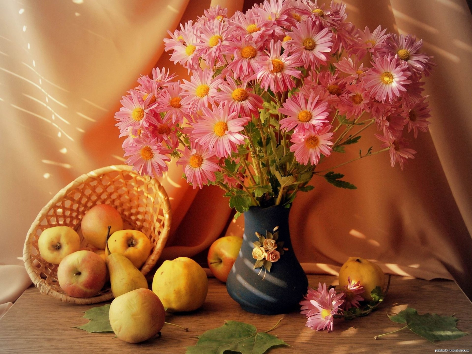 florero flores cesta fruta manzanas