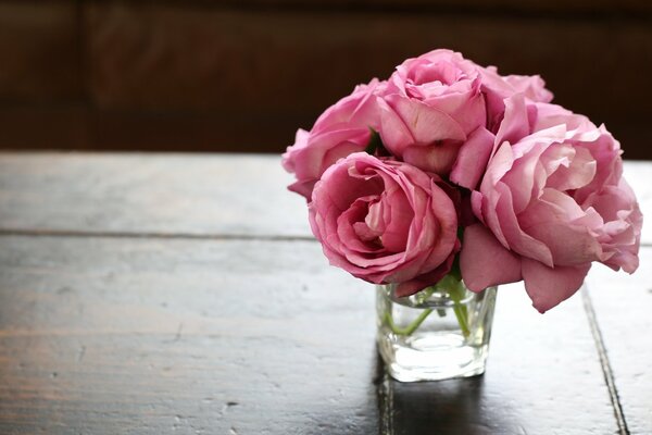 Un bellissimo e delicato mazzo di rose in un vaso