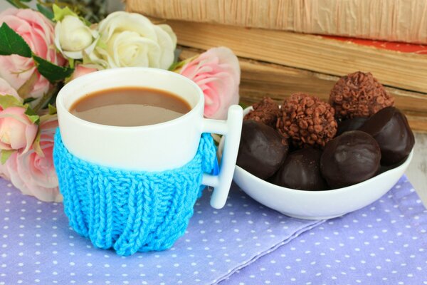 Tasse heißen Kaffee mit Schokolade und Blumen
