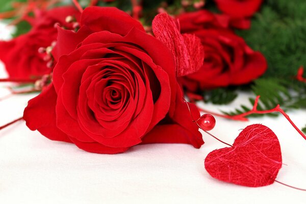 Красная роза с сердцем