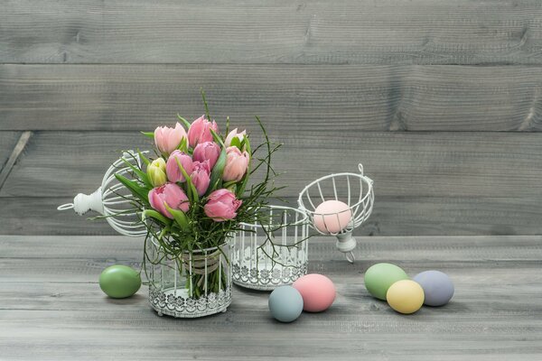 Huevos de Pascua con tulipanes en un jarrón