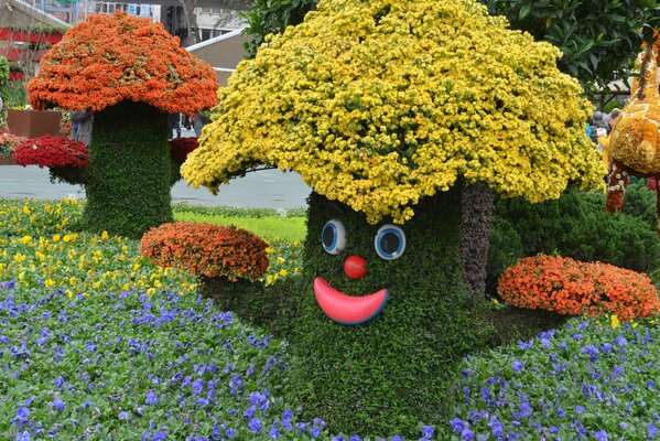 Parterre de flores en forma de hongo