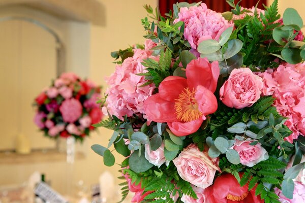 Rosa Strauß aus Pfingstrosen und Hortensien