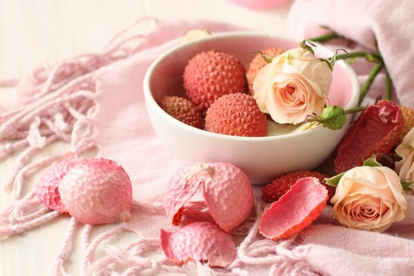 Nappe de litchi rose sur une assiette