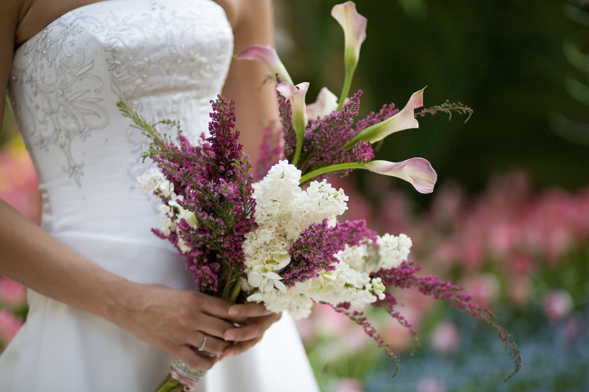 hochzeit blumenstrauß braut calla flieder