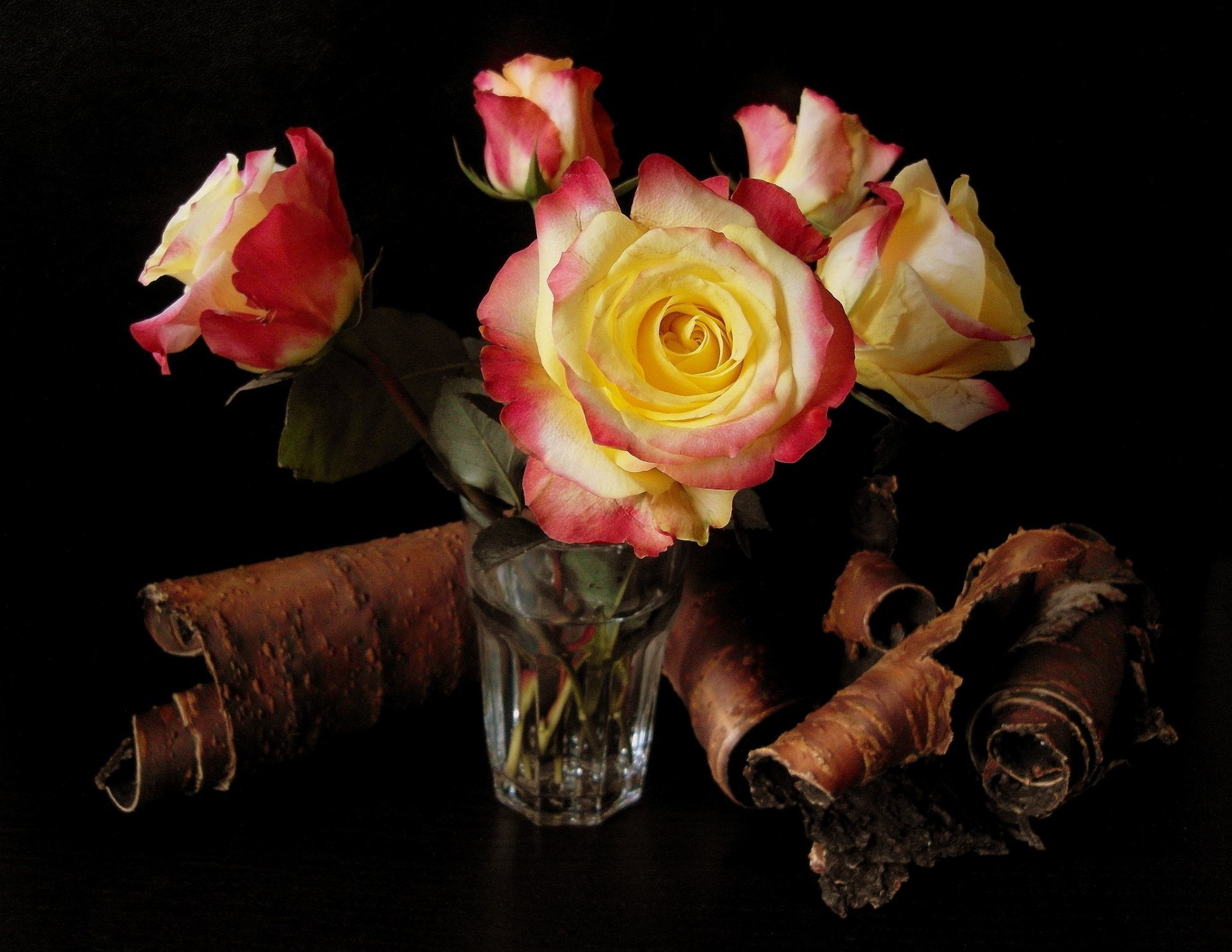 flores hermoso rosas flor ramo corteza de abedul corteza vaso agua