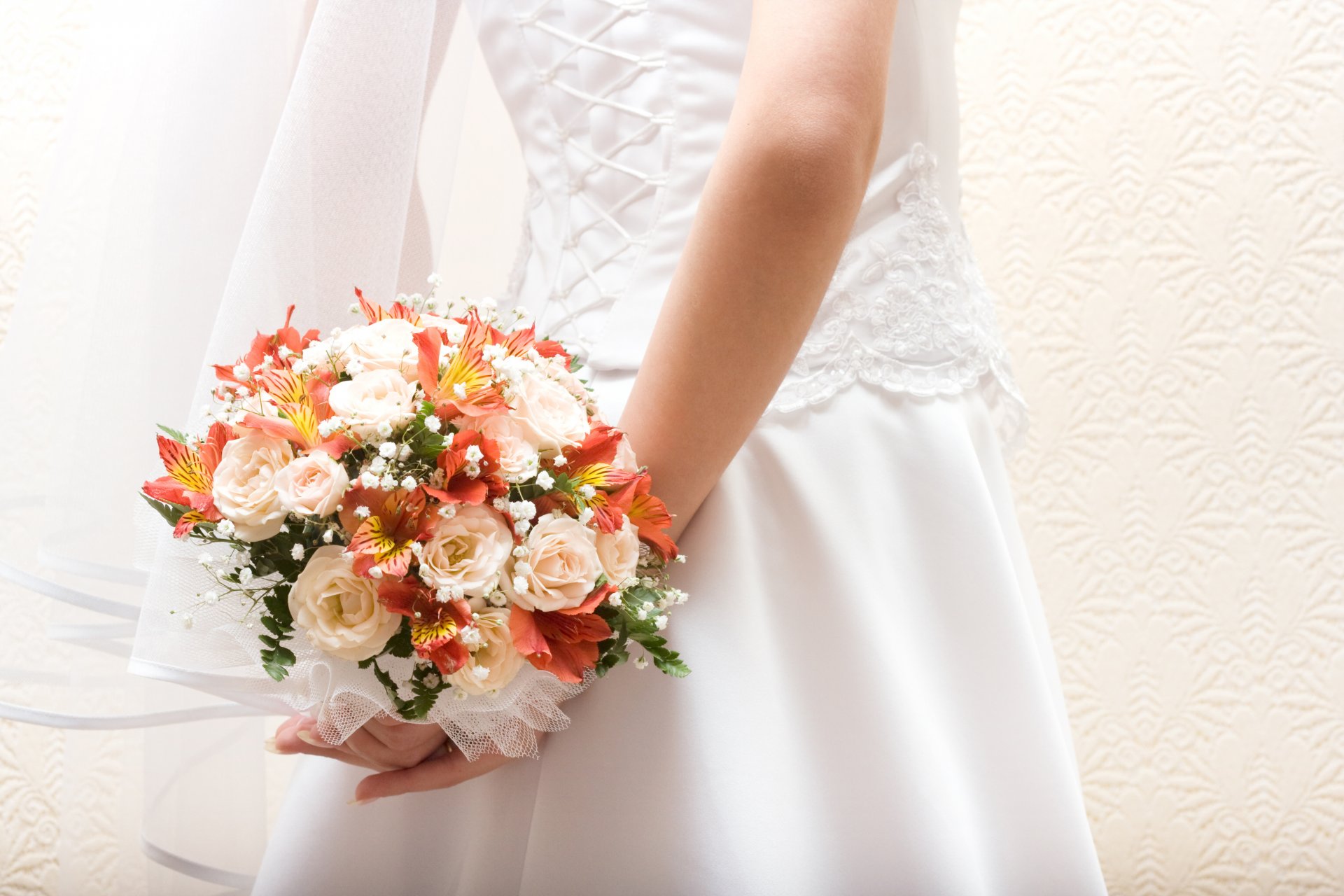 sposa vestito velo allacciatura fiori bouquet