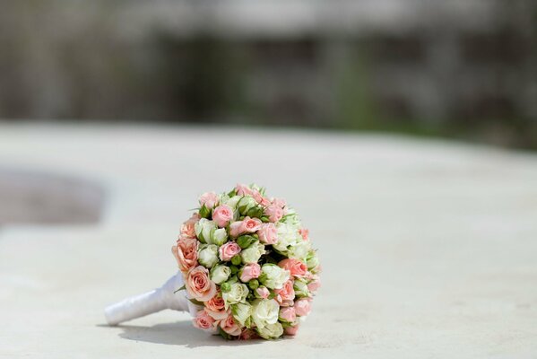 Bouquet da sposa di rose su sfondo chiaro