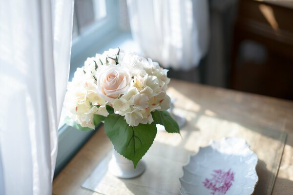 Fond de vase avec des fleurs se dresse sur la table