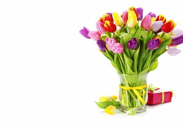 Bukiet tulipanów w wazonie i pudełko z prezentem